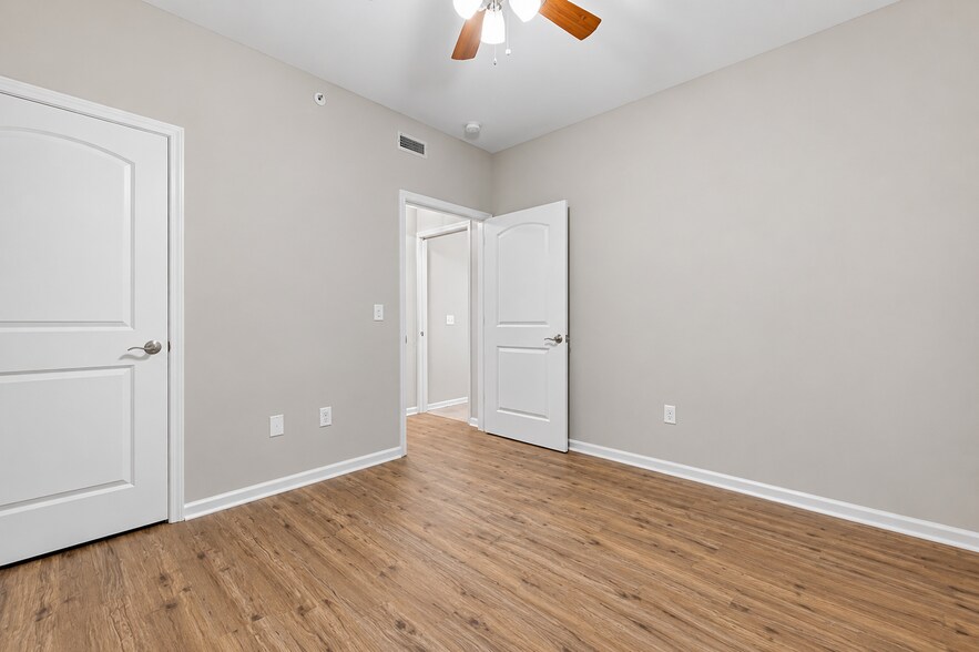 Building Photo - 115 Saint James Ct