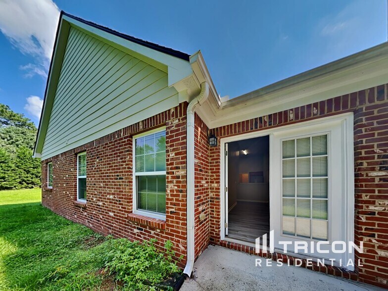 Building Photo - 196 Bent Ridge Dr N