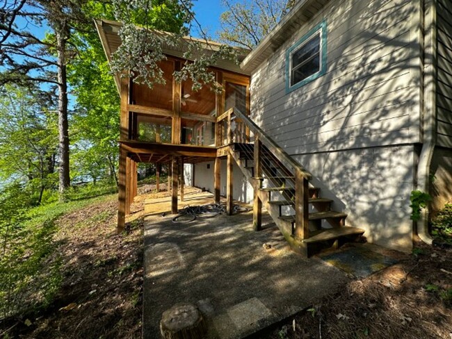 Building Photo - Quiet 3 bedroom/2 bath lake house with pri...