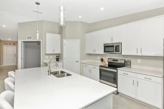 Building Photo - 12550 Galapagos Ct