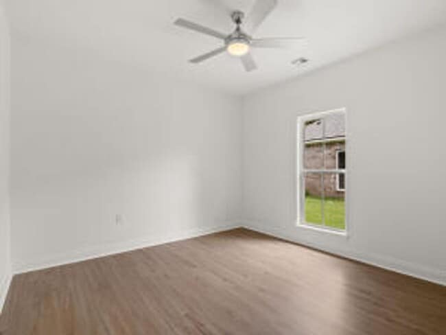 Building Photo - 308 W Schweitzer Ave