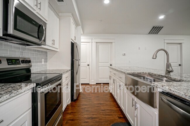 Building Photo - 423 W Walker St