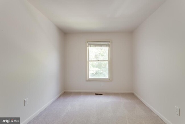 Building Photo - 11121 Watermans Dr