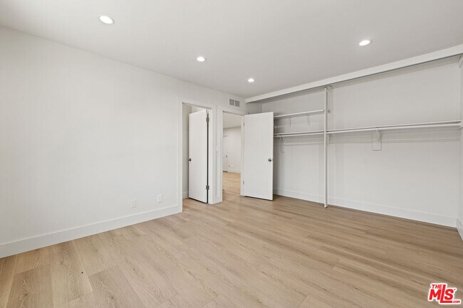 Building Photo - 635 Westmount Dr