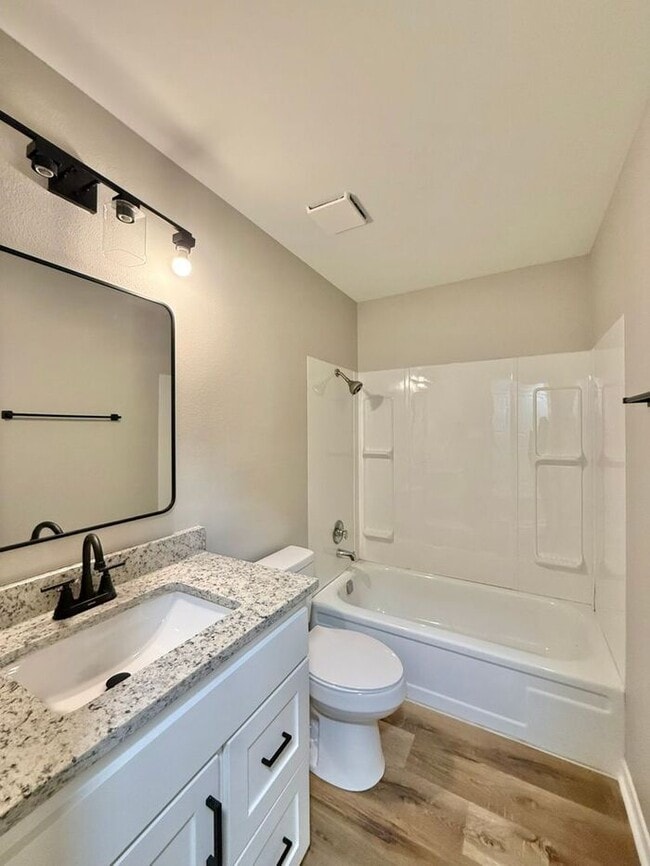 Building Photo - Newly Renovated Duplex for Rent!