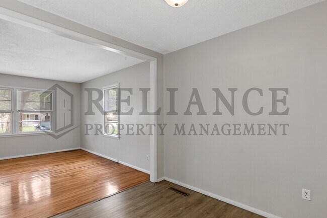 Building Photo - 608 N Sheridan St