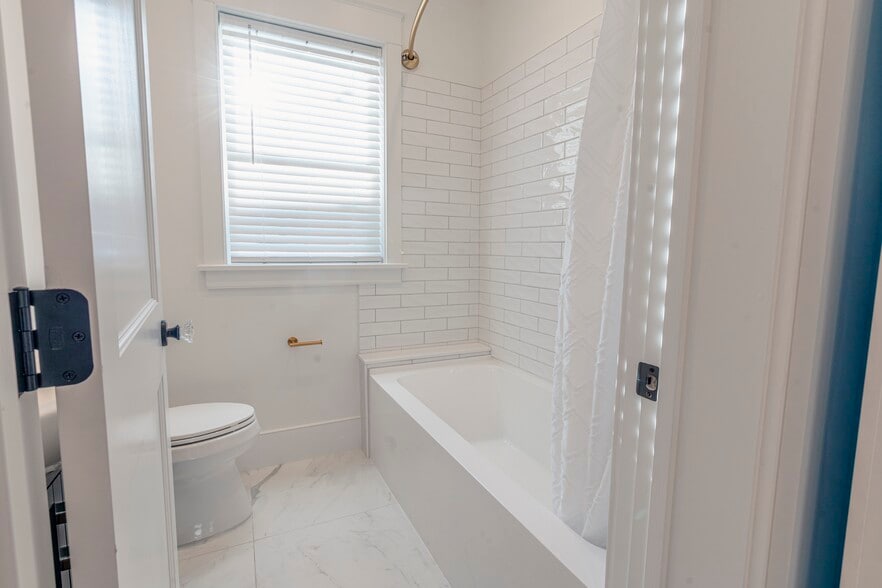 Full Bathroom - 167 N Union St