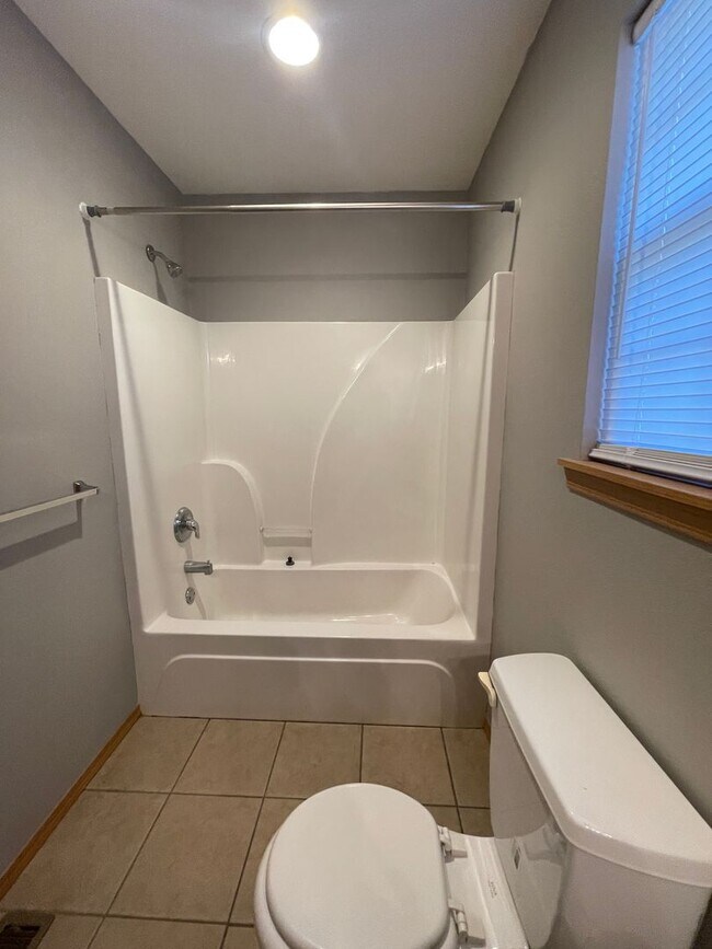 Building Photo - 3 Bedroom Home in Clever Available Now!