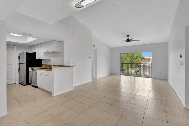 Building Photo - 400 Crestwood Ct N