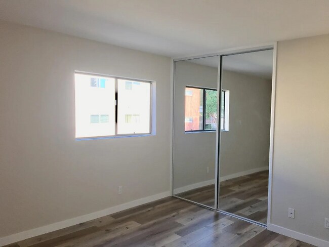 Building Photo - 544 E Tujunga Ave