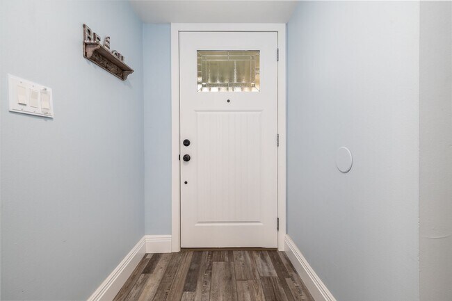 Building Photo - Vacation, Furnished, Townhome 2 Bed/ 1.5 B...