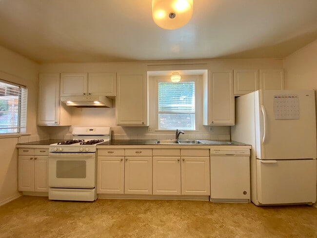 Building Photo - 414 S Pine St