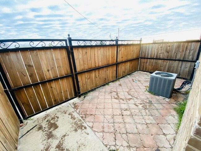 Building Photo - 2903 Patzcuaro Dr