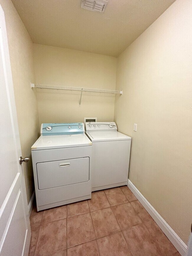 Building Photo - Chase Hollow #101