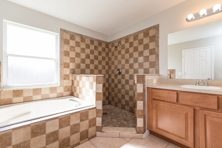 Building Photo - 920 Cambridge Ct