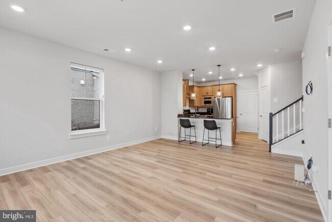 Building Photo - 45176 Drowes Ter