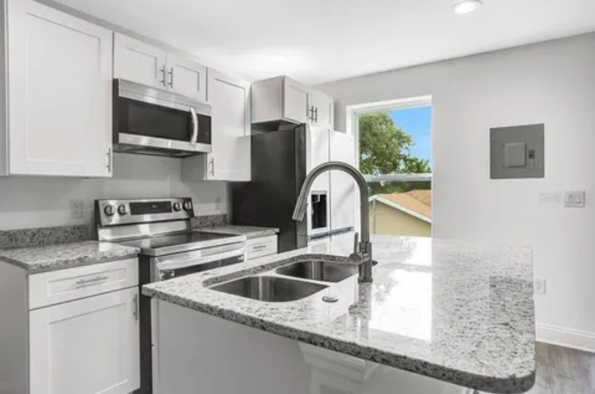 Building Photo - 415 Lark Ct