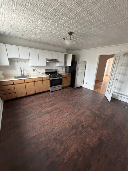 Large eat in kitchen - 147 Ferry St