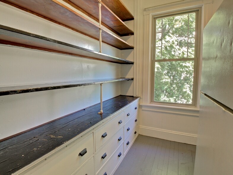 Building Photo - 324 Valley St