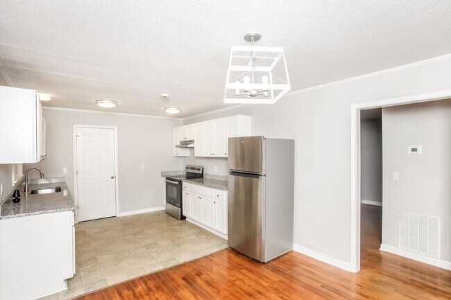 Building Photo - 1605 Edgemore Rd