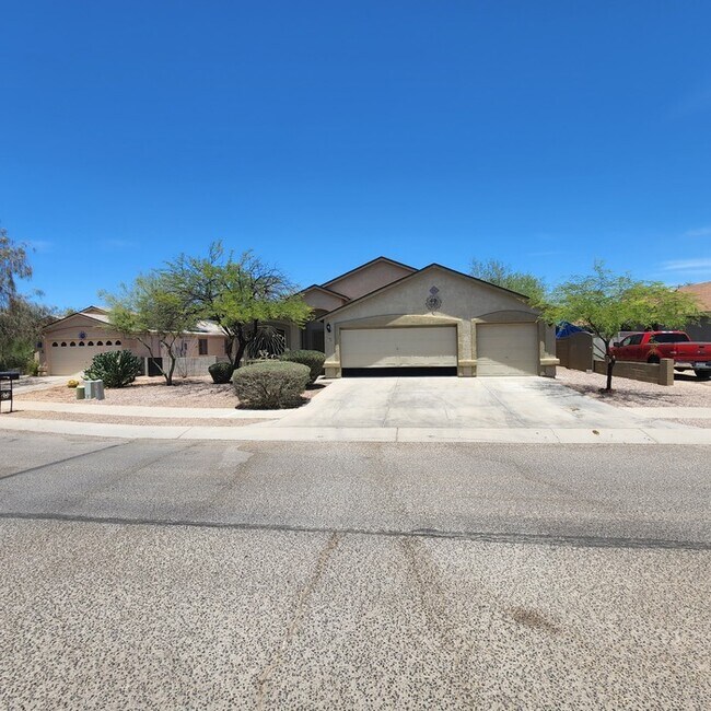 Building Photo - 1382 W Via Rio Blanco