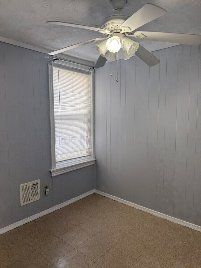 Building Photo - 3 Bedroom Home Steps to LaSalle University