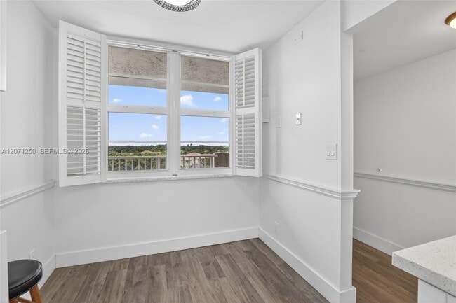 Building Photo - 250 Jacaranda Dr
