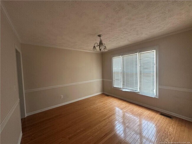Building Photo - 2401 Larwood Dr