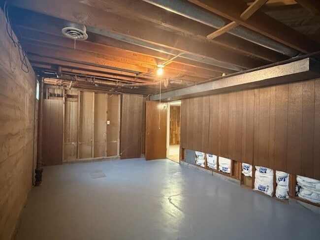 Building Photo - House For Lease