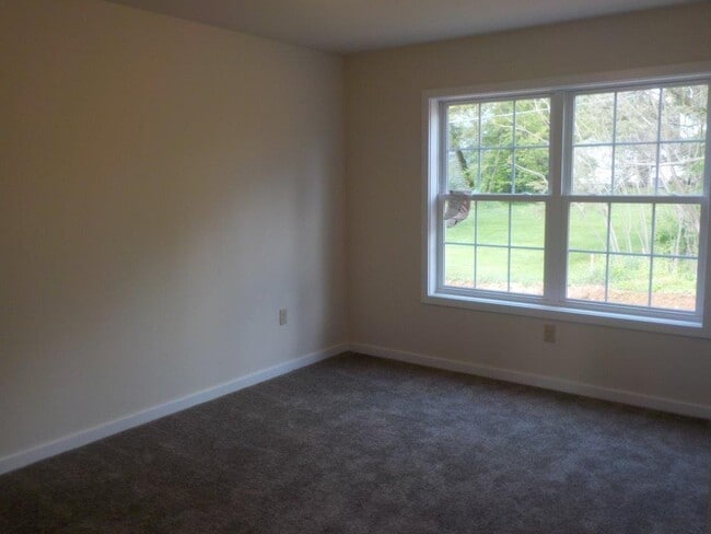 Building Photo - 3 Bedroom, 3 1/2 Bathroom Townhouse on Easterly Parkway