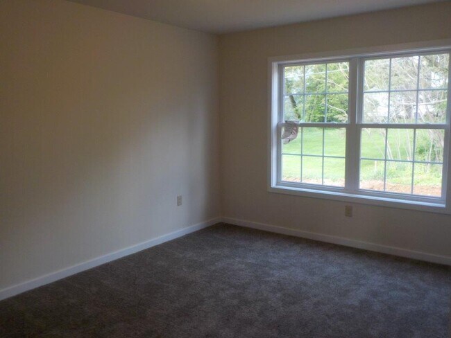 Building Photo - Spacious 3-Bed, 3.5-Bath Townhouse on East...