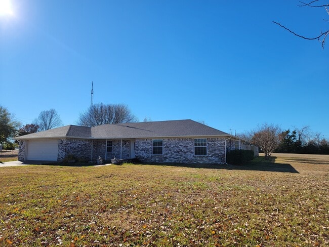 Primary Photo - 101 Bluebonnet Ln