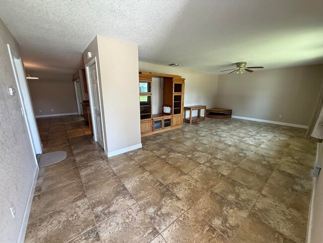 Building Photo - 1143 SE Sabina Ln