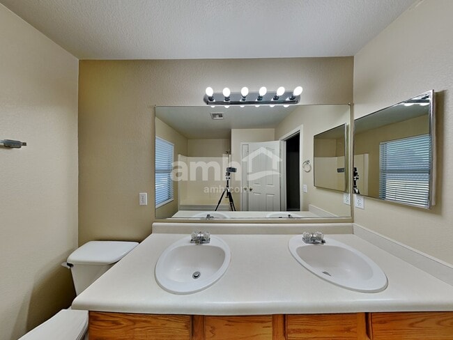 Building Photo - 2467 E Peach Tree Dr