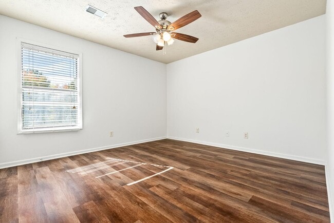 Building Photo - 449 N Donahue Dr