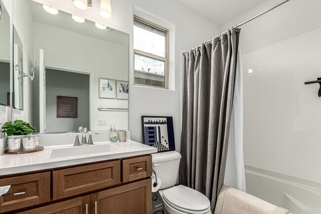 Building Photo - Luxury 2BR + Den Townhome in Amenity-Packed Community - Encanterra