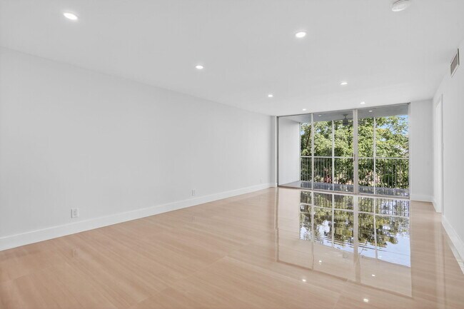 Building Photo - 2651 S Palm Aire Dr