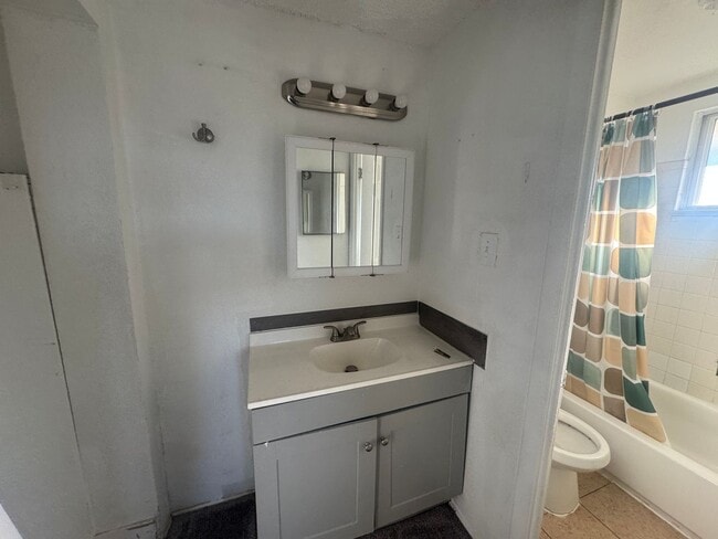 Building Photo - 2 Bedroom Condo in Southeast Denver