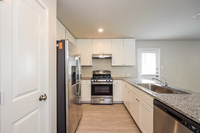 Building Photo - 5715 Leon Pl