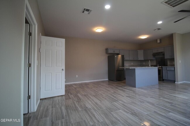 Building Photo - 517 Val Verde St