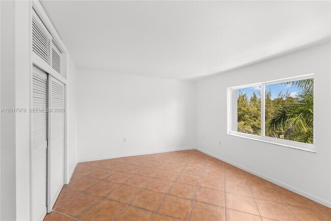 Building Photo - 2600 NE 135th St