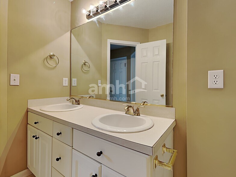 Building Photo - 4465 Greenfield Way Dr