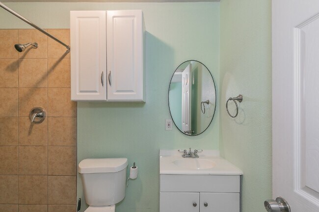 Building Photo - ALL BILLS PAID spacious 1-1