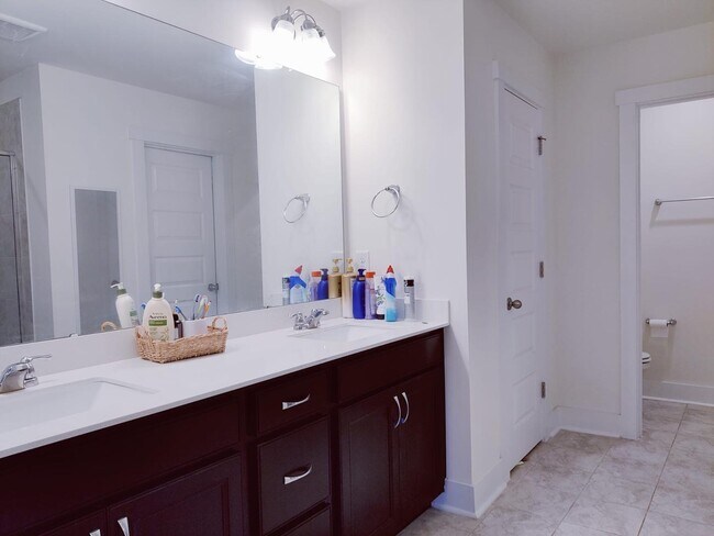Building Photo - 4 Bedroom Townhome for Rent Apex
