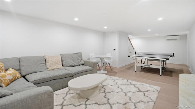 Building Photo - 7 Midhampton Ct