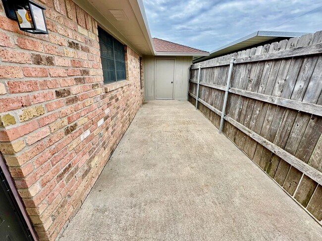 Building Photo - 225-227 Kettler