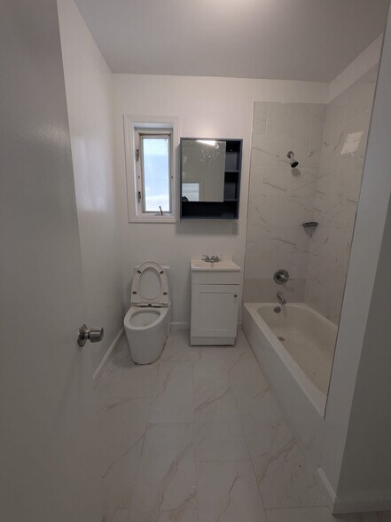 Building Photo - 28 E 47th St