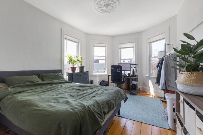 Building Photo - 9/1 Beautiful Inman Sq 3BR with laundry in...