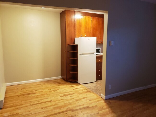 Building Photo - Fremont - Small Building - 1BR Top Floor C...