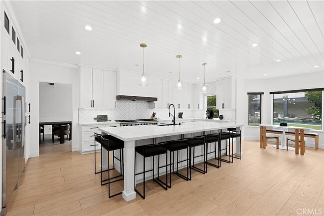 Building Photo - 5946 Woodlake Ave